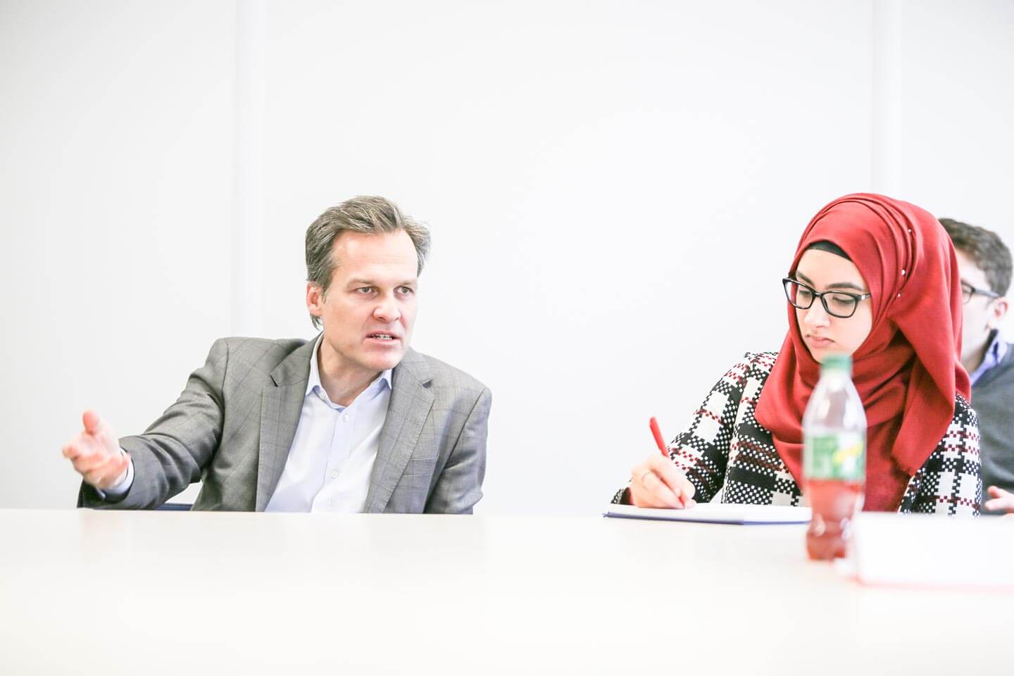 Tarek Leitner Studentin Muslima Moslima Gespräch Workshop Figlhaus Wien Medien-Lehrgang ORF Küniglberg