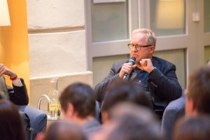 Harald Krassnitzer Podium TALK Figlhaus Wien Akademie für Dialog und Evangelisation Brückenbauer gesucht - in einem gespaltenen Land